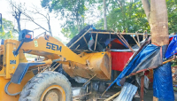 রেলওয়ে স্টেশনে অবৈধ স্থাপনা উচ্ছেদে অভিযান